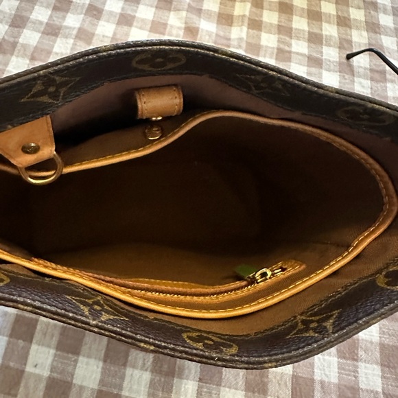 Louis Vuitton Vivian Tote - Picture 7 of 10